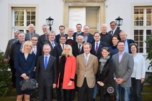 Bildunterzeile: Untere Reihe von rechts: Marie Therese Grönewäller, stellv. Dr. Thomas Reinbold, Judith Pirscher, Sebastian Graf von Kanitz, Dr. Barbara Rüschoff-Thale, Stephen Paul, Susanne Schneider MdL Mittlere Reihe von rechts: Dieter Albert, Cornelia Eggenwirth, Arne Hermann Stopsack, Dr. Roland Giller, Julius Will, Michael Klostermann, Andreas Wette, Klaus Brzezinski Obere Reihe von rechts: Johannes Sieweke, Dr. Jens Jordan, Heinz Dingerdissen, Alexander Alt, Klaus Schmidtmann, Philip Schmidtke-Mönkediek, Siegbert May, Reinhard Broich, Alfred Edelhoff