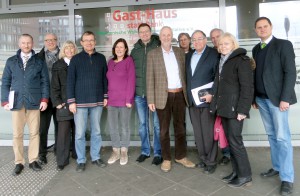 Bildunterzeile: Dr. Thomas Reinbold (Bildmitte), Werner Lauterborn (Bildmitte rechts), Heinz Dingerdissen (4.v.rechts), Stephen Paul (links), Dr. Klaus Harbig (4.v.links) und weitere Mitglieder des FDP-FW-Fraktionsarbeitskreises Gesundheit und Soziales beim LWL sowie örtliche Kommunalvertreter.